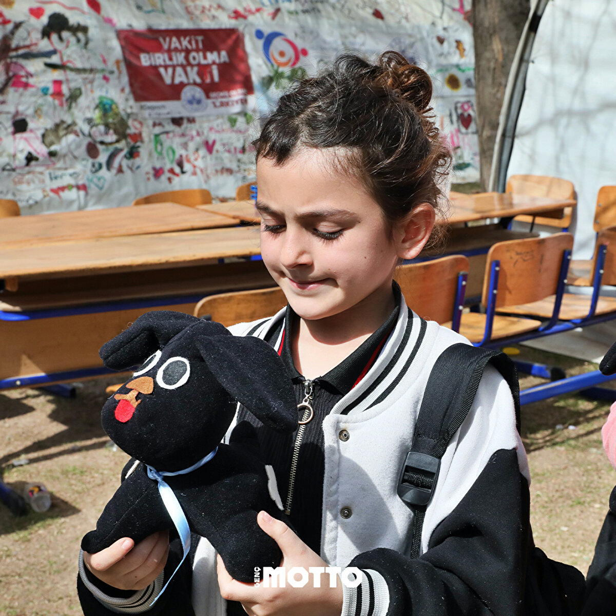 Etkinlikler, çocukların hem kendilerini güvende hissetmeleri hem de yaşamış oldukları travmadan bir nebze olsun uzaklaşmalarına yardımcı olacak.