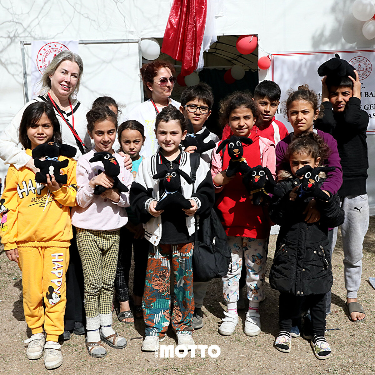 Kahramanmaraş Fuar Merkezi'nde kurulan çadır kentte kalan çocuklar için çeşitli etkinlikler düzenleniyor.