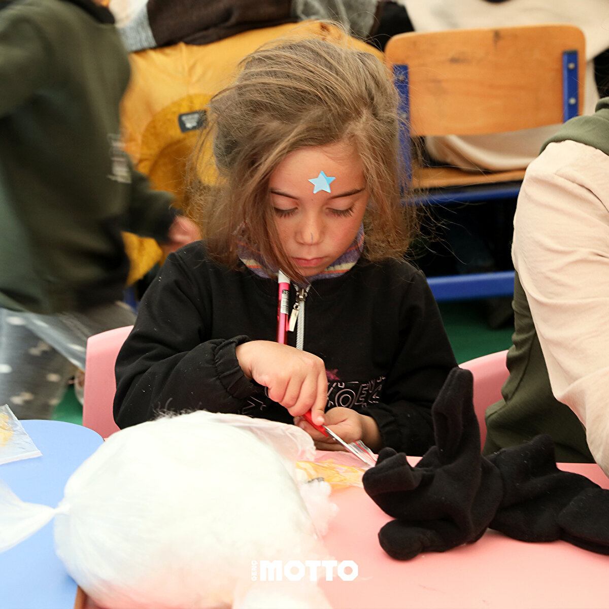 12 yaşındaki Eda Naz "Burada güzel vakit geçiriyoruz. Biz de oyuncak yapıyoruz. Oyuncağın içini pamukla doldurup gözlerini, ağız ve burnunu yapıştırıyoruz. Hazırlanan oyuncakları da çadırlarda dağıtıyoruz." cümlelerini kurdu.