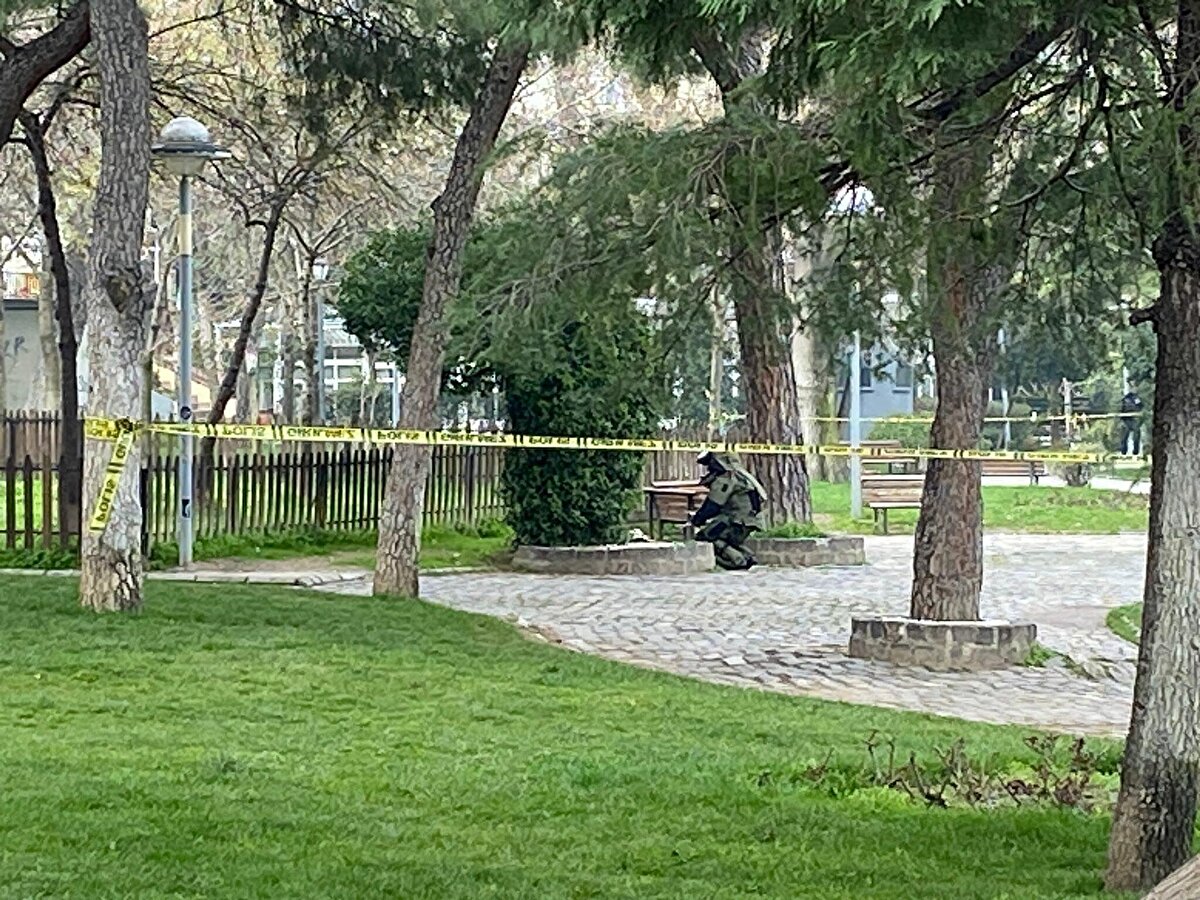  Polis, bölgeyi güvenlik çemberine aldı. Bomba imha ekipleri, özel koruyucu kıyafetlerini giyerek yaklaştıkları çantaya fünye yerleştirdi. 