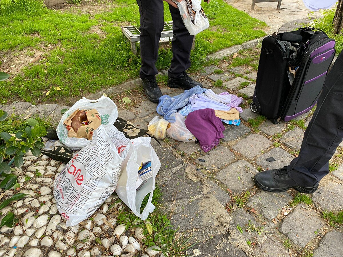 Bomba imha uzmanının kontrol ettiği valizden kangal sucuk, tereyağı ve kadın kıyafetleri çıktı. 