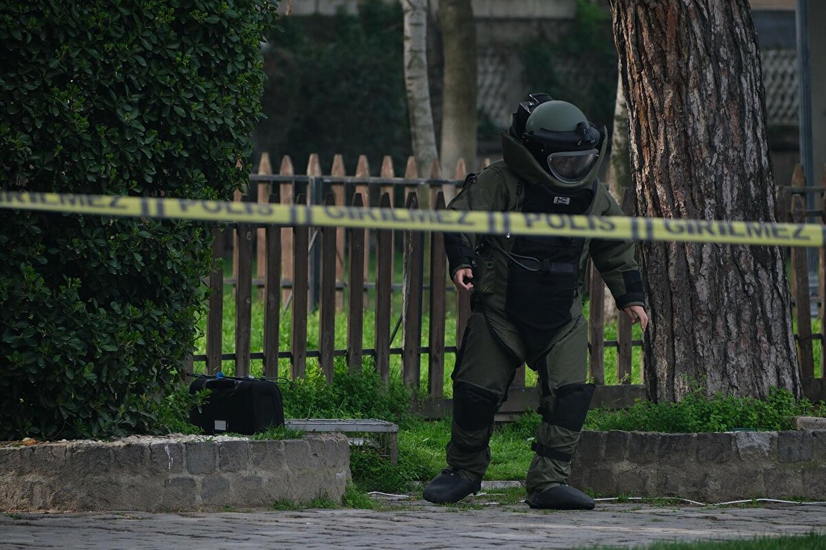 Olay, saat 11.00 sıralarında, Şehzadeler ilçesinde, eski Vali Konağı karşısındaki Fatih Parkı'nda meydana geldi. Parkta valiz olduğunu fark eden çevredekiler, şüphe üzerine durumu polise bildirdi. İhbar üzerine olay yerinde polis, itfaiye ve sağlık ekipleri hazır bekletildi.