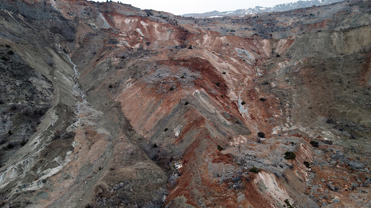 Kubat, mezranın üstündeki dağın neredeyse yarısının aşağı kaydığını, bu manzara karşısında gözlerine inanamadıklarını anlattı.<br><br>Mezradaki evlerinin izini günlerdir aradıklarını ama bulamadıklarını ifade eden Kubat, şöyle konuştu:<br><br>"Sabah olana kadar güvenli sandığımız alanda bekledik. Gün aydınlanınca köyümüzün üzerindeki dağın koptuğunu ve evlerimizin toprak altında kaybolduğunu gördük. Çok sayıda evimiz kayıp, yer altında gözükmüyor. Hayvanlarımız vardı 200 keçi, toprak altında kaldı. Yine traktör ve araçlarımız da toprak altında kaldı. Maddi kaybımız çok ama yine de çok şükür, ailemize bir şey olmadı. Kaymakam ve Valimiz buraya gelerek tespitlerde bulundu. Devletimiz büyük, inşallah insanların yaralarına merhem olur, ben buna inanıyorum."<br>