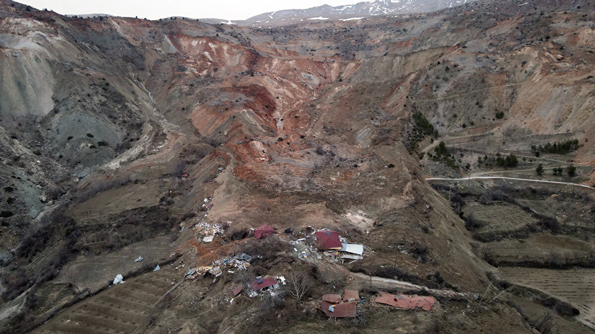 "Depremin ardından yerden gelen sesler hiç kesilmedi"<br><br>Köy sakinlerinden 35 yaşındaki Mehmet Kubat da depremin ardından ailesi ile dışarıya güçlükle çıktıklarını, o sırada sarsıntı nedeniyle yürümekte zorlandıklarını söyledi.<br><br>Depremin ardından uğultunun uzun sürdürdüğünü anlatan Kubat, şunları kaydetti:<br><br>
