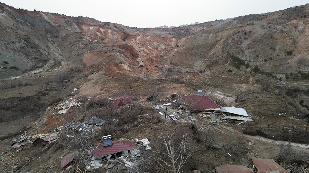 "Depremin ardından yerden gelen sesler hiç kesilmedi. Depremin bitmesine rağmen yerden sesler gelmeye devam ediyordu. Bir baktık yer yarılmaya, tepeler oluşmaya ve değişik birtakım hareketler olmaya başladı. Dağdan toprağın koptuğunu ve bulunduğumuz alana geldiğini sonra anladık. Köydeki 15 evin 500 metre aşağı kaydığını fark ettik. Bu evlerden bir çoğu toprağa gömüldü."