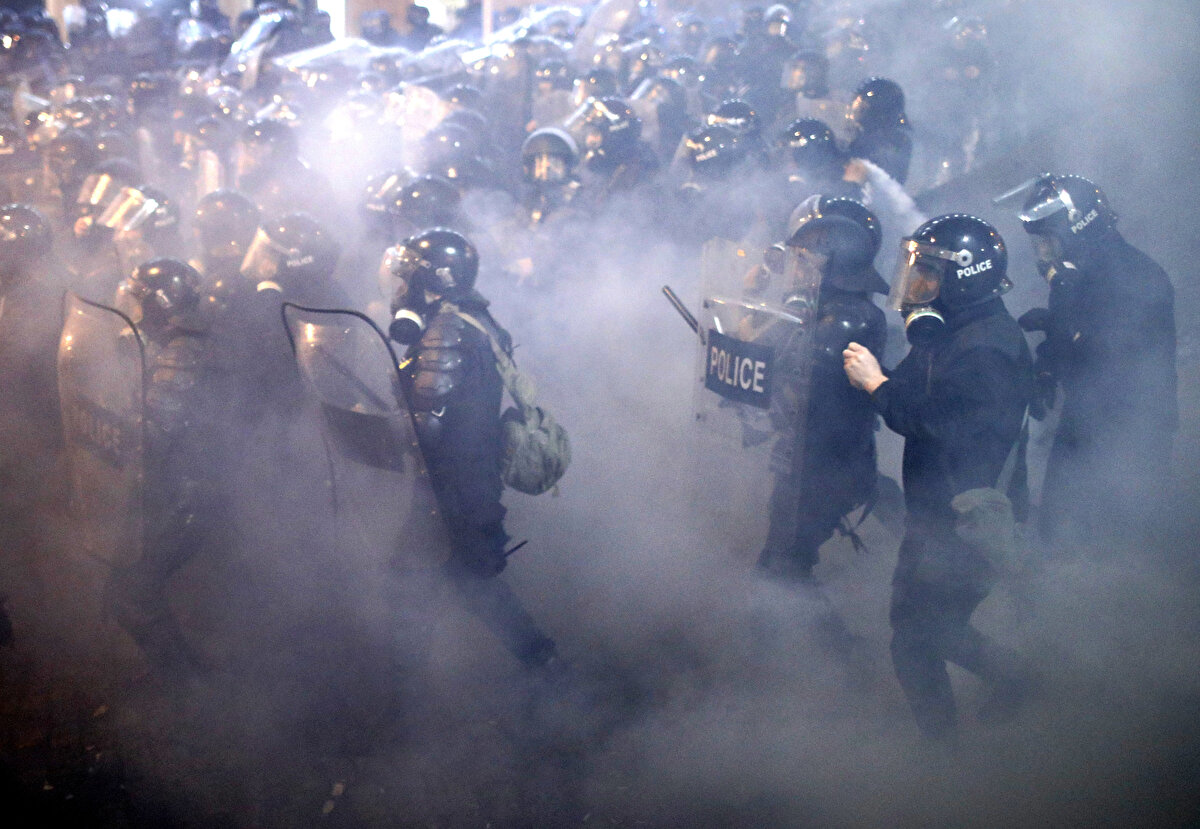 Polis birkaç göstericiyi gözaltına aldı.