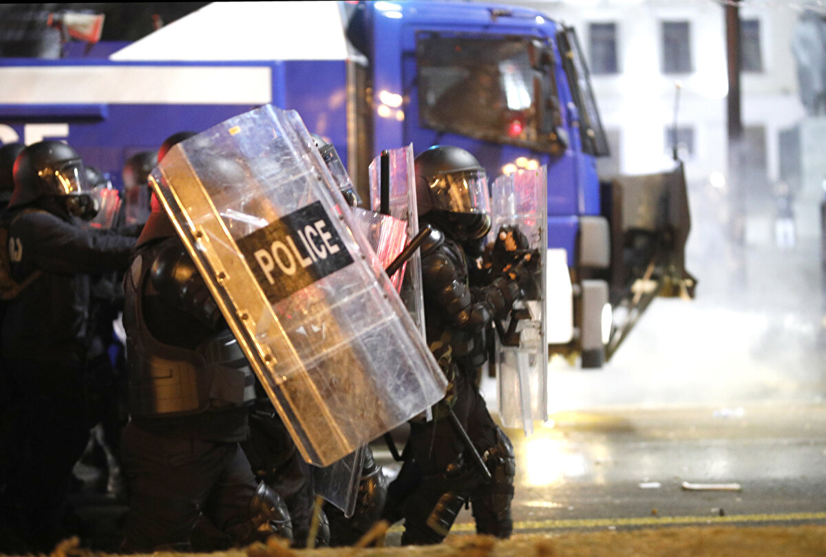 Söz konusu yasaya karşı çıkan bazı muhalefet partilerinin temsilcileri, Rusya'daki "yabancı ajanlar hakkında yasa" ile benzer olduğunu savundukları düzenlemenin geri çekilmesini istemişti.