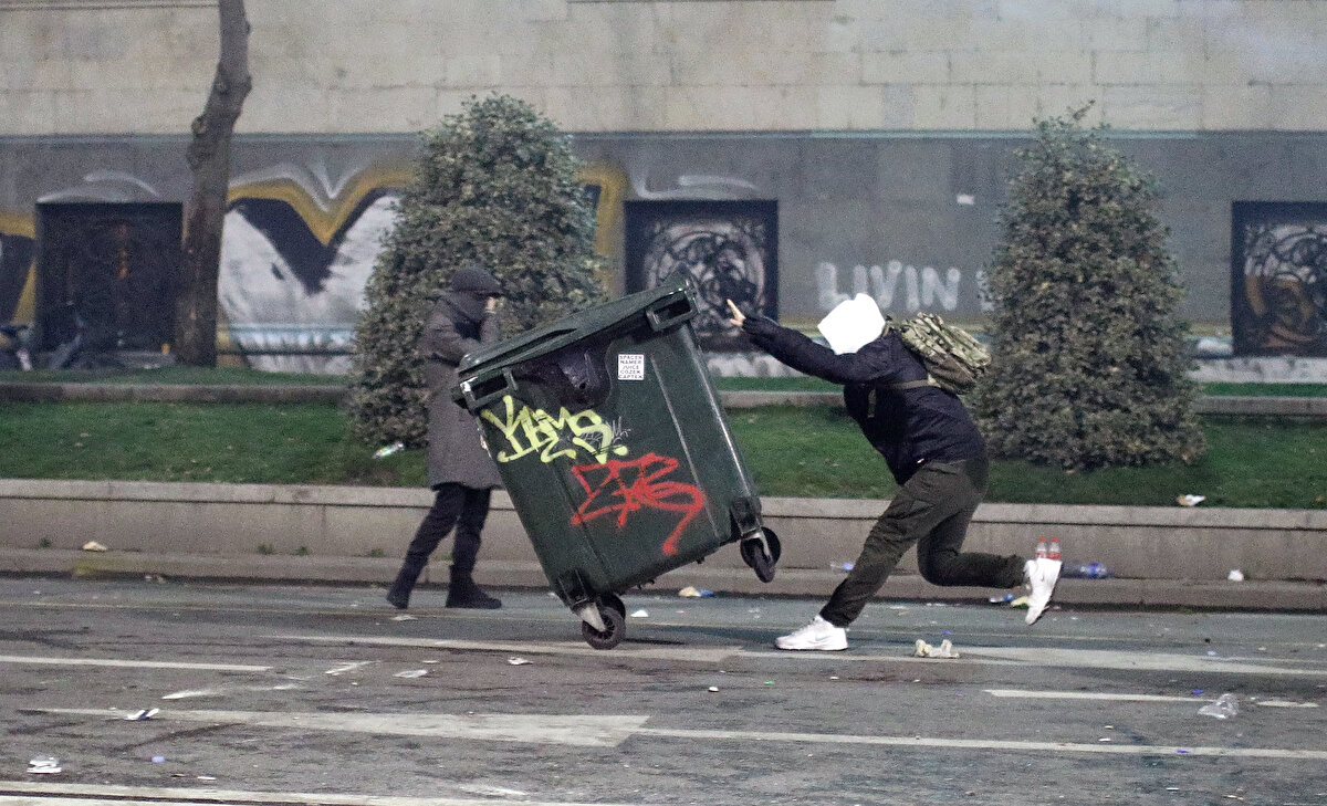 Gece saatlerinde başkent Tiflis'te Şota Ruataveli Caddesi'nde Parlamento binasının önünde toplanan binlerce gösterici, parlamentoda önceki gün onaylanan "yabancı etkinin şeffaflığı" hakkında yasaya karşıtı gösteri düzenledi.