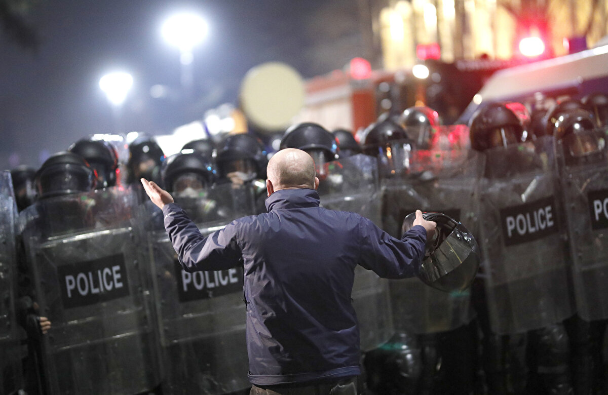 Yasanın onaylanmasının ardından önceki gün parlamento binasının önünde toplanan ve binanın bir girişini kapatmaya çalışan göstericiler, emniyet güçleri tarafından biber gazı ve tazyikli su kullanılarak dağıtılmişti.<br><br>