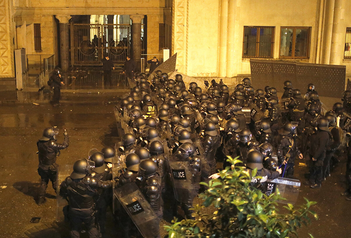 Gürcistan Parlamentosunda, yabancı ülkelerin istihbarat faaliyetleriyle ilgili söz konusu yasa tasarısı, 3 ve 6 Mart'taki görüşmeler sırasında milletvekilleri arasında kavgalara neden olmuştu. Daha önce iktidardaki "Gürcü Hayali" partisinden ayrılan bazı milletvekillilerden oluşan muhalefetteki "Halkın Gücü" partisinin parlamentoya sunduğu yasa tasarısı, diğer muhalefet partileri tarafından tepkiyle karşılanmıştı.