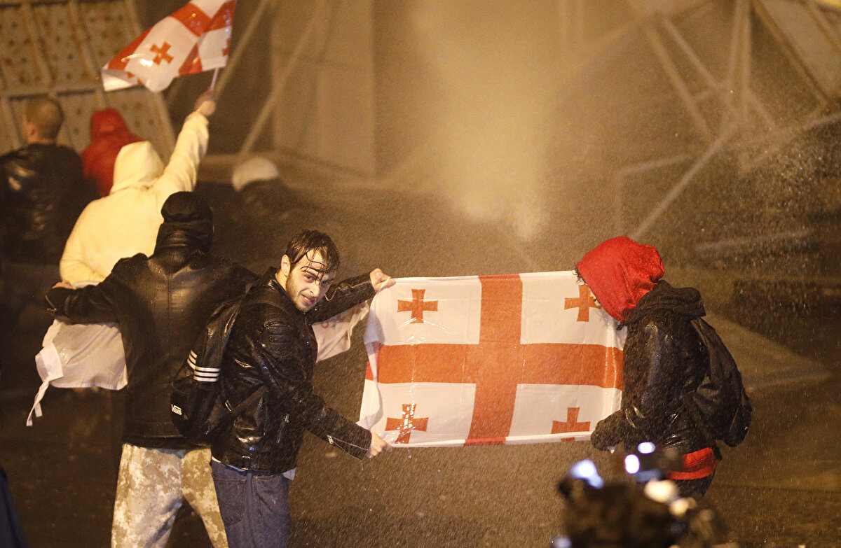 Biber gazı ve tazyikli su kullanan emniyet güçlerinin müdahalesiyle göstericiler dağıtıldı.