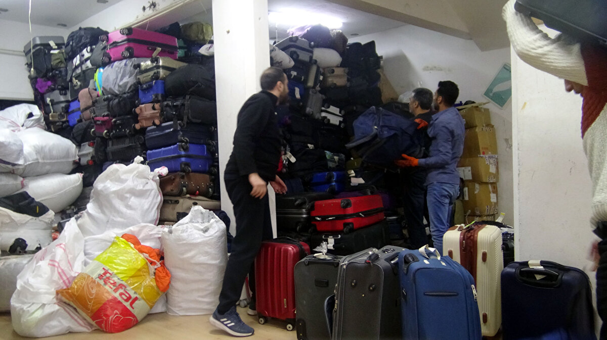 İhaleyi kazanan Aziz Korkmaz, eşyaları, Avcılar'da 'Unutulan Eşyalar' satış mağazasında satacak.