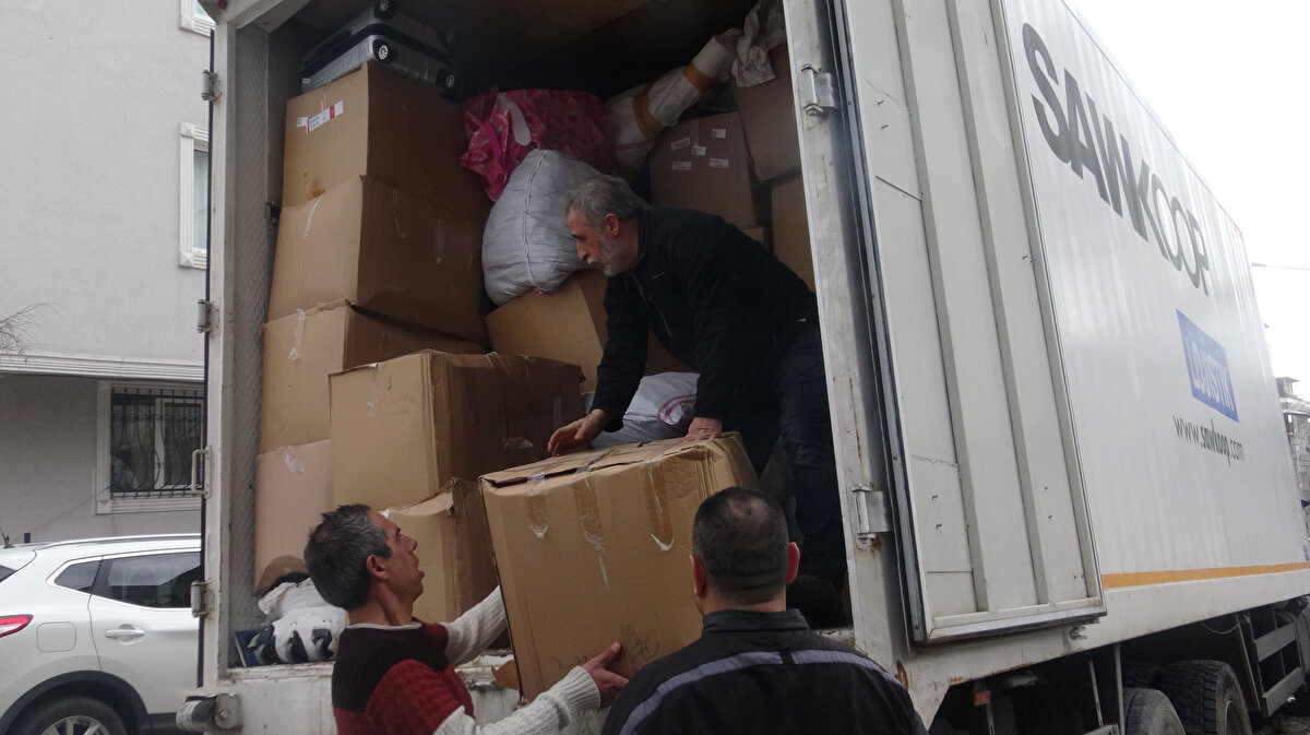 Korkmaz, 5 kamyon dolusu valiz ve eşyayı Avcılar'daki mağazasına götürdü. 