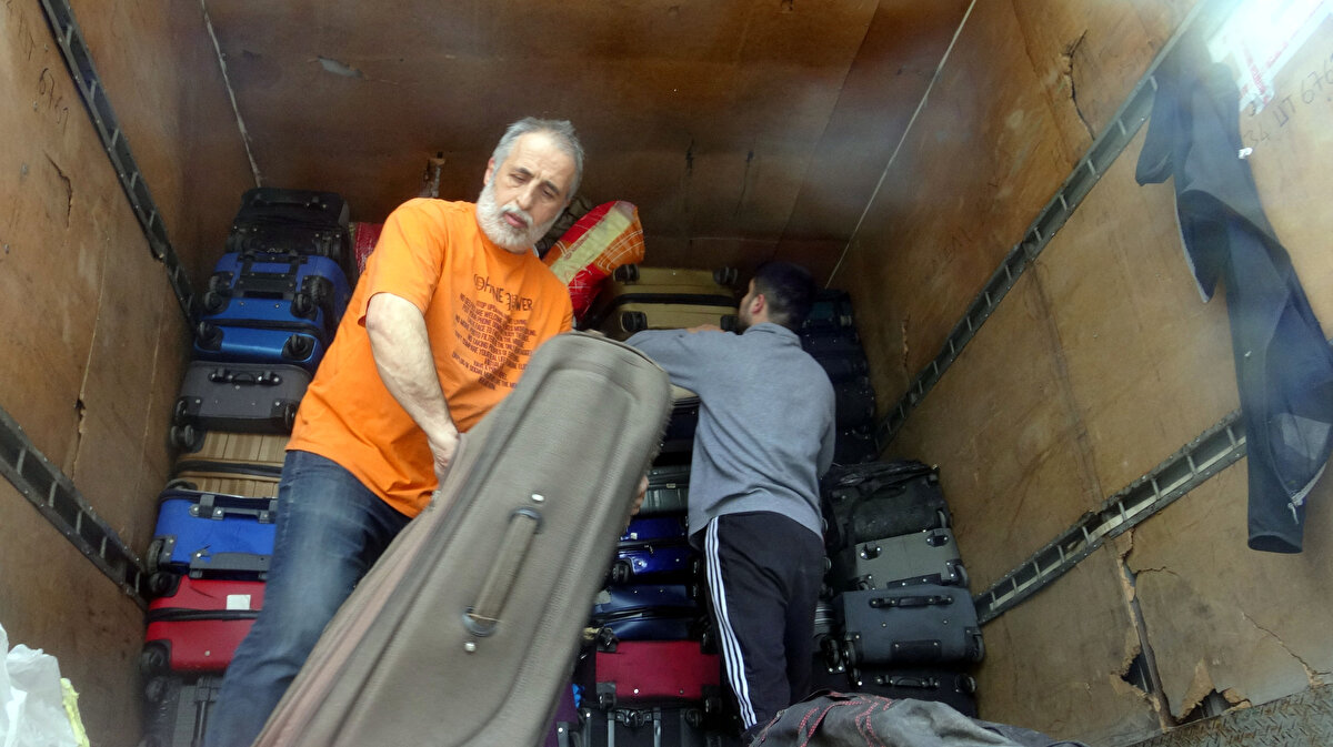 Dış Hatlar Terminali'nde 2020 yılı içerisinde unutulan, sahiplerine ulaşılamayan binlerce valiz, sırt çantası, 2 bin 400 elektronik cihaz ve binlerce eşya ihale ile satışa çıkarıldı.