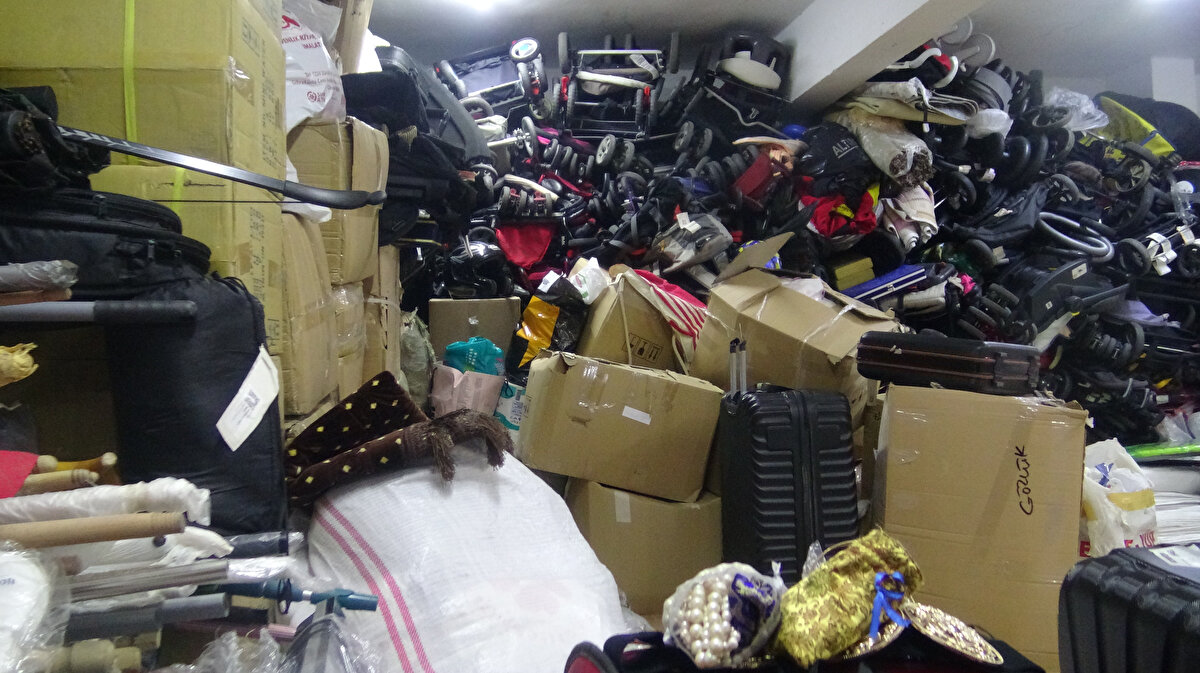 1995'ten itibaren bu işi yaptığını belirten Aziz Korkmaz, büyük bölümü orijinal marka olan ürünleri cumartesi gününden itibaren piyasa değerinden daha düşük fiyata satacaklarını belirtti.