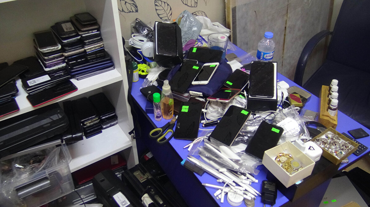 Korkmaz, müşterilerinin özellikle cep telefonu olmak üzere elektronik eşyaları sorduklarını söyledi.