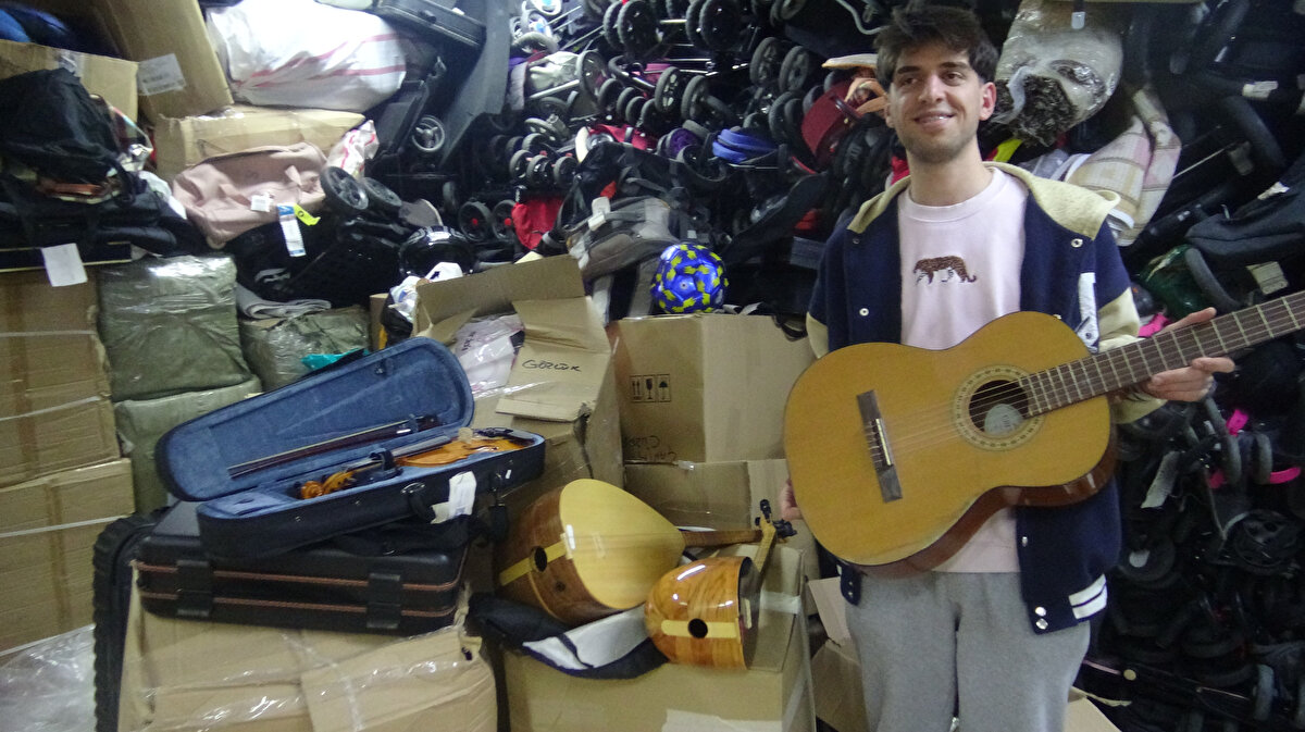 DAVULDAN, PERUĞA, GİTARDAN HAMAĞA<br>Dış hatlar terminalini kullanan yolcuların unuttukları bavul, valiz, çantaların içerisinde; davuldan kemana, bağlamadan gitara çeşitli müzik aletlerinin yanı sıra peruk, hamak gibi çok değişik ürün bulunuyor.