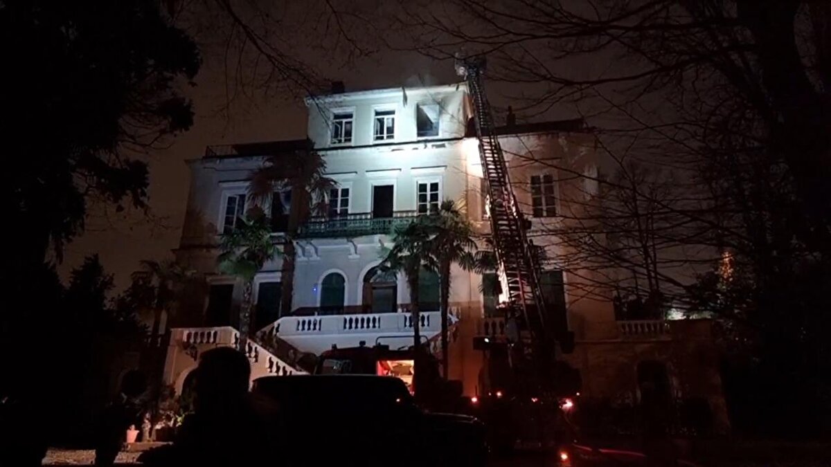  Yangına çok sayıda itfaiye ekibi müdahale etti. Alevler büyümeden kısa sürede söndürülürken, köşkte yaşayan kimsenin olmadığı bildirildi. 