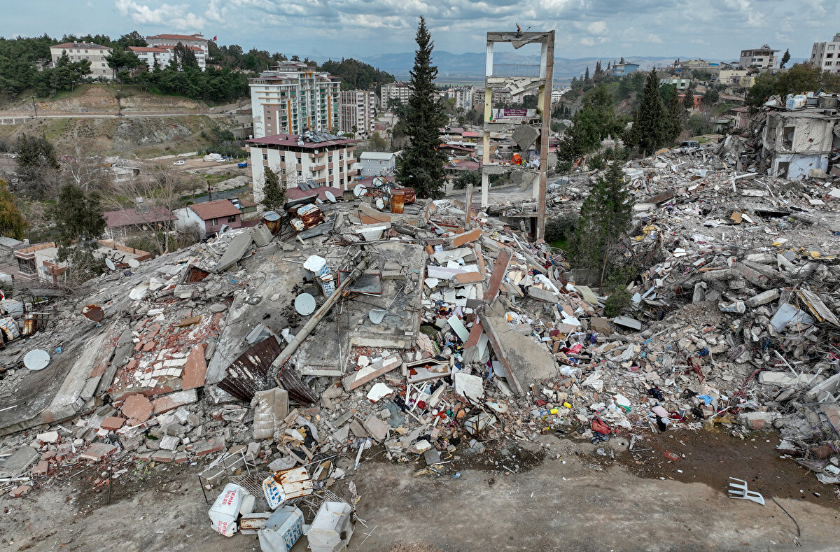 Yıkılan bir binanın sadece balkon bölümünün ayakta kaldığı görüldü.