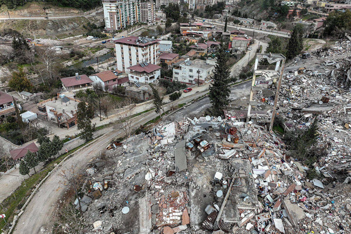 Balkon kısmı ayakta kaldı<br>Hatay'ın Kırıkhan ilçesinde çok sayıda bina yıkıldı veya hasar gördü.<br><br>