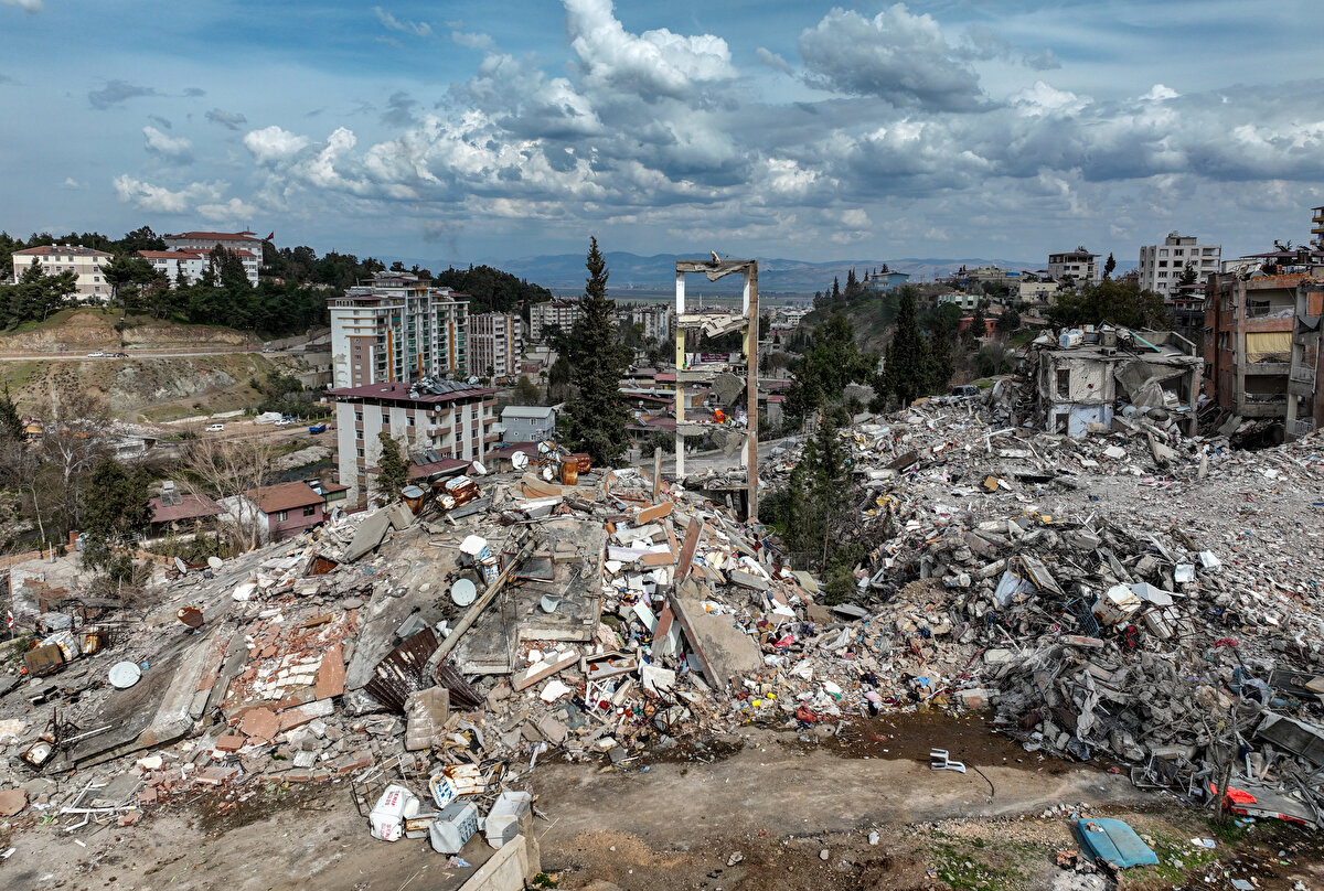 Geride kalan vatandaşlar yıkık şehirlerde yaşam mücadelesi verirken devlet, tüm imkanını seferber etti.<br><br>