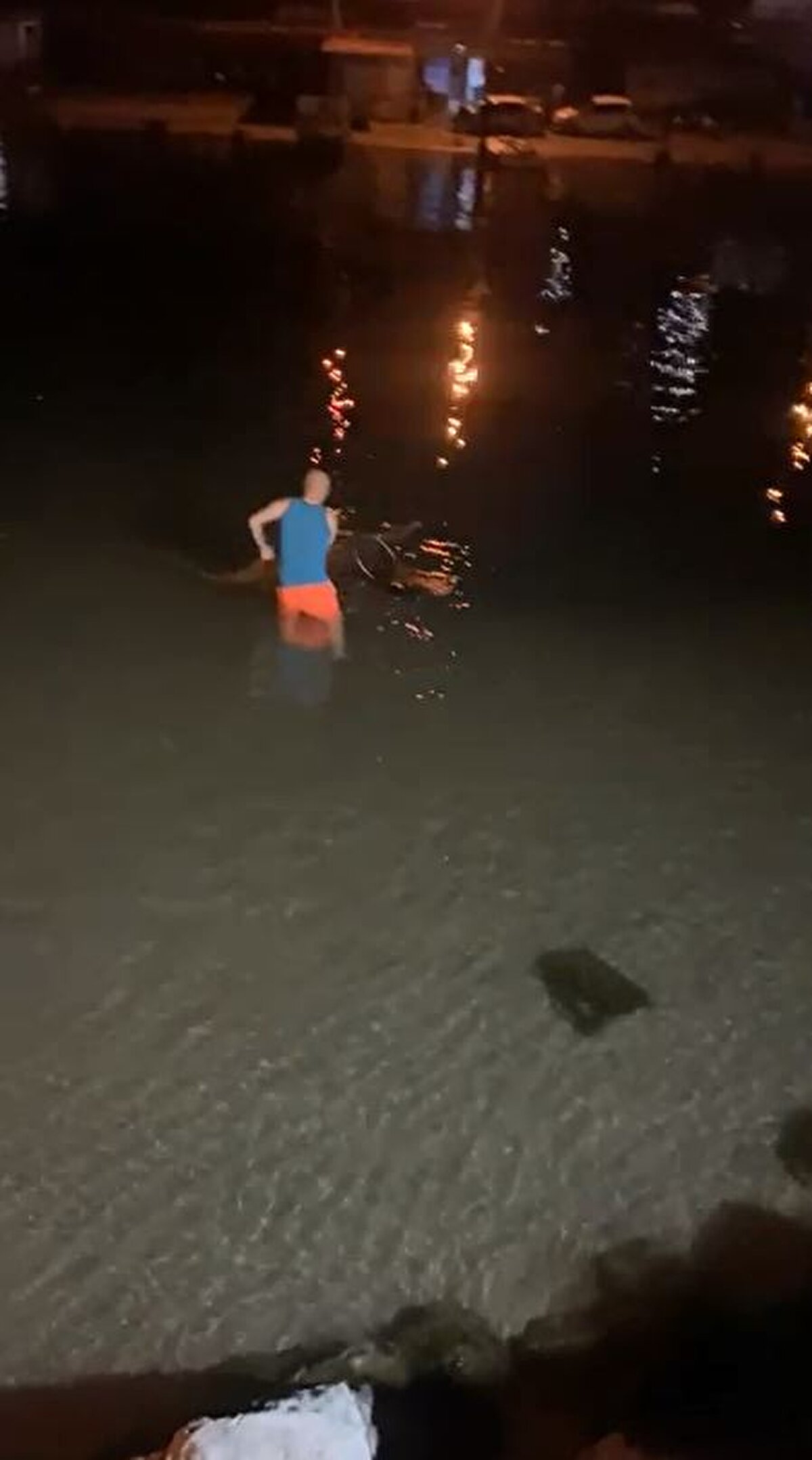 Arsin ilçesinde, denizde şirket tarafından üretilen kültür balıklarının yer aldığı kafeslerden biri, dün akşam saatlerinde, henüz belirlenemeyen nedenle yırtıldı.