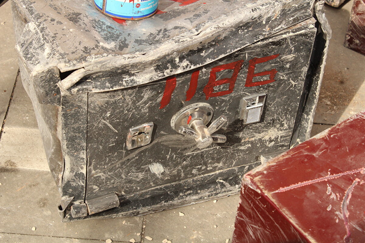 KİMLİK FOTOKOPİSİ UYARISI<br><br>Erdoğan, uyarılarının evde bulunan kasalarla ilgili de olduğunu ifade ederek, “Evdeki kasaların içine kimlik fotokopisinin bırakılması önemli, felaket sonrası kasanın içinde yer alan kimlik fotokopisi, ispat için büyük kolaylık sağlayacaktır. Hem banka kasaları için hem de ev kasalarında zayiatın bedelini alabilmek için sigorta yaptırmak hayati önem taşıyor. Sigorta da beyan usulüne dayanıyor. Bankacılık kanunu çerçevesinde kasanın içindekilere ilişkin bir ödeme söz konusu olmadığı gibi, evdeki kasalarda da güvenlik açısından polis ya da güvenlik güçlerinin onu taşıması halinde, o kasanın sizin olduğunu ispat etmeniz önemlidir. Herhangi bir sigortalama işlemi yapılmadığı takdirde değerli eşyaların durumu sıkıntıya girebilir çünkü ne yazık ki bunların içindeki zararın karşılanacağına ilişkin bir düzenleme söz konusu değil. Bu yüzden bankaların bulunduğu binaların, güçlendirilmesi gereken yapıların başında geldiği kanısındayım” uyarısında bulundu.