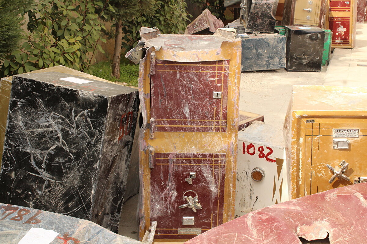 "BANKAYA BEYAN ÖNEMLİ"<br><br>Kasa sahibinin kasa içinde bulunanlarla ilgili herhangi bir beyanda bulunmamışsa daha sonra doğruluğunun ispatının çok zor olduğunu söyleyen Erdoğan, “O yüzden bunlarla ilgili beyan esasına dayalı bankaya bilgi vermek gerekiyor ya da bunların sigortalatılması gerekiyor. Eğer ispatı olmazsa kasada yer alan değerlerle ilgili bir ödeme yapılamıyor. Tabii bununla ilgili şunu söylemek istiyorum; özellikle bu enkaz altındaki kasaların kime ait olduğu ile ilgili tespit kolay olmuyor. O yüzden öncelikli olarak kiralık kasa makbuzlarının mutlaka saklanması gerekiyor. Bir diğer tavsiyemiz de kiralık kasanın içine mutlaka kimlik kartınızın bir fotokopisinin bırakılmasıdır. Bu şekilde kasanın kendinize ait olduğunu ispat etmek daha kolay olacaktır” dedi.