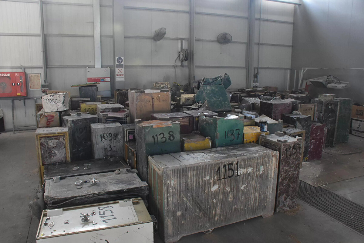 "ÖZEL BİR DÜZENLEME YAPILMALI" <br><br>TÜKONFED Bankacılık Komisyonu Başkanı Ölmez ise “Deprem nedeniyle hayatını kaybedenlerin ve depremzedelerin bankalarda kiralık kasaları bulunuyor. Bu kasaların kimlere ait olduğu bellidir. Deprem nedeniyle kasanın sahibi hayatını kaybetmiş olabilir. Hayatta olanlar ise kasayla ilgili kanıtlayıcı belgeleri kaybetmiş olabilir. Bu kasaların içinde özel ve gizli eşyalar, nakdi varlıklar, çek ya da senet gibi değerli belgeler bulunabilir” dedi.<br><br>Bankalar eğer binaları zarar görmüşse kasaları depremden sonra faaliyet gösterdikleri yapılara taşımasının doğru olacağını ifade eden Ölmez, “Kiralık kasa sahiplerinin saptanması amacıyla, genel müdürlükleri ile mutabakat sağlaması gerekiyor. Durumun olağanüstülüğü dikkate alınarak, kasaların açılması ile ilgili mevzuatın, yetersiz kalacağı ve yeni hukuki sorunlara yol açacağı da düşünülerek, bu konuda özel bir düzenleme yapılmalıdır” ifadelerini kullandı.<br><br>Deprem bölgesinde tüm veraset işlemlerinden en az 6 ay harç ve masraf alınmaması gerektiğini tavsiye eden Ölmez, önerilerini şu ifadelerle sıraladı:<br><br>Bölgeye yargıç desteği verilmelidir<br>Kasa sahibi̇ veya varislerine hızlıca bilgi verilmeli<br>Müracaat etmeyen kasa sahiplerinin içinden çıkanlar tutanak ile saklanmalı<br>Kasalar için 6 Şubat tarihinden itibaren, sahibi tespit edilene kadar kira alınmamalı<br><br>Kaynak: Vatan gazetesi