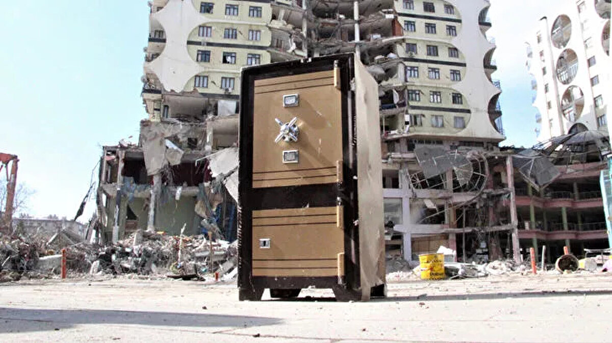 Kahramanmaraş'ta meydana gelen depremlerin ardından enkaz kaldırma çalışmalarında bulunan değerli eşyalar ile bankadaki kiralık kasalar merak konusu oldu. Değerli eşyaları ilk etapta teslim alan kolluk kuvvetleri, ispati halinde bu eşyaları sahiplerine teslim ediyor. Peki bankalardaki kiralık kasalar ve evlerde bulunan kasalarla ilgili nasıl bir yol izlenmeli, yasalar ne diyor? Durumun olağanüstülüğünün dikkate alınması gerektiğine dikkati çeken TÜKONFED Bankacılık Komisyonu Başkanı Hüseyin Ölmez, bu konuda özel bir düzenleme yapılması gerektiğine dikkat çekti. Avukat Cansen Erdoğan ise evde bulunan kasalara kimlik fotokopisinin konulmasının ve kiralık kasa makbuzlarının saklanmasının büyük öneme sahip olduğunu ifade etti.<br><br>Kasalarla ilgili hukuki boyutu anlatan Avukat Cansen Erdoğan, son zamanların en çok sorulan sorulardan bir tanesinin de deprem sonrası enkaz altında kalan bankadaki ve evdeki kasalarla ilgili olduğuna dikkati çekerek “Özellikle kayıt dışı tutulmak istenen para, ziynet eşyası, tapu ve hisse senedi gibi değerli belgeler kiralık kasalarda bulunuyor. Bu kasaların hiç beklenmeyen bir şekilde depremde enkaz altında kalması da içindekiler ne olacak sorusunu beraberinde getirdi” dedi. <br><br>