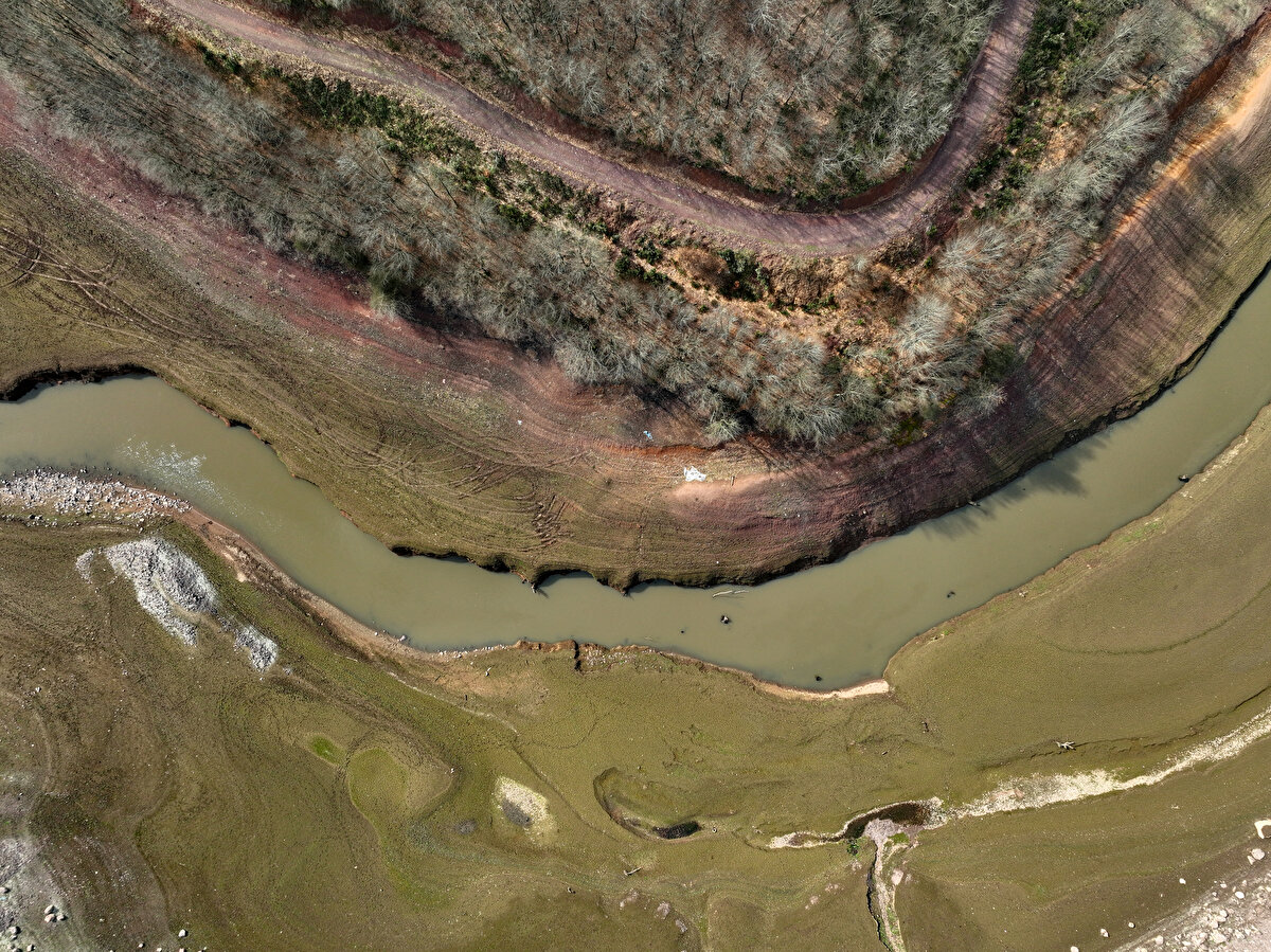 İstanbul'da günlük su tüketimi, dün itibarıyla 2 milyon 850 bin metreküp oldu. Melen ve Yeşilçay'dan bu yıl alınan su miktarı 142,81 milyon metreküp olarak gerçekleşti.<br>