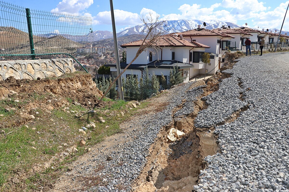 Malatya'da yüzlerce bina Kahramanmaraş merkezli depremde çöktü ya da ağır hasar aldı.<br>