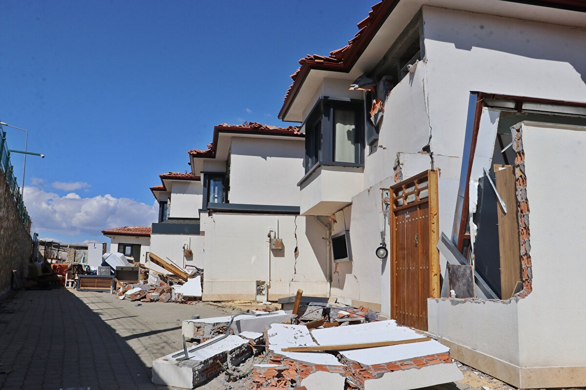 Ücretleri 7 ile 10 milyon TL arasında değişen villalar, kısmen yıkıldı; bölgede yarıklar oluştu. Denetimlerde, villaların ağır hasarlı olduğu belirlendi.<br>
