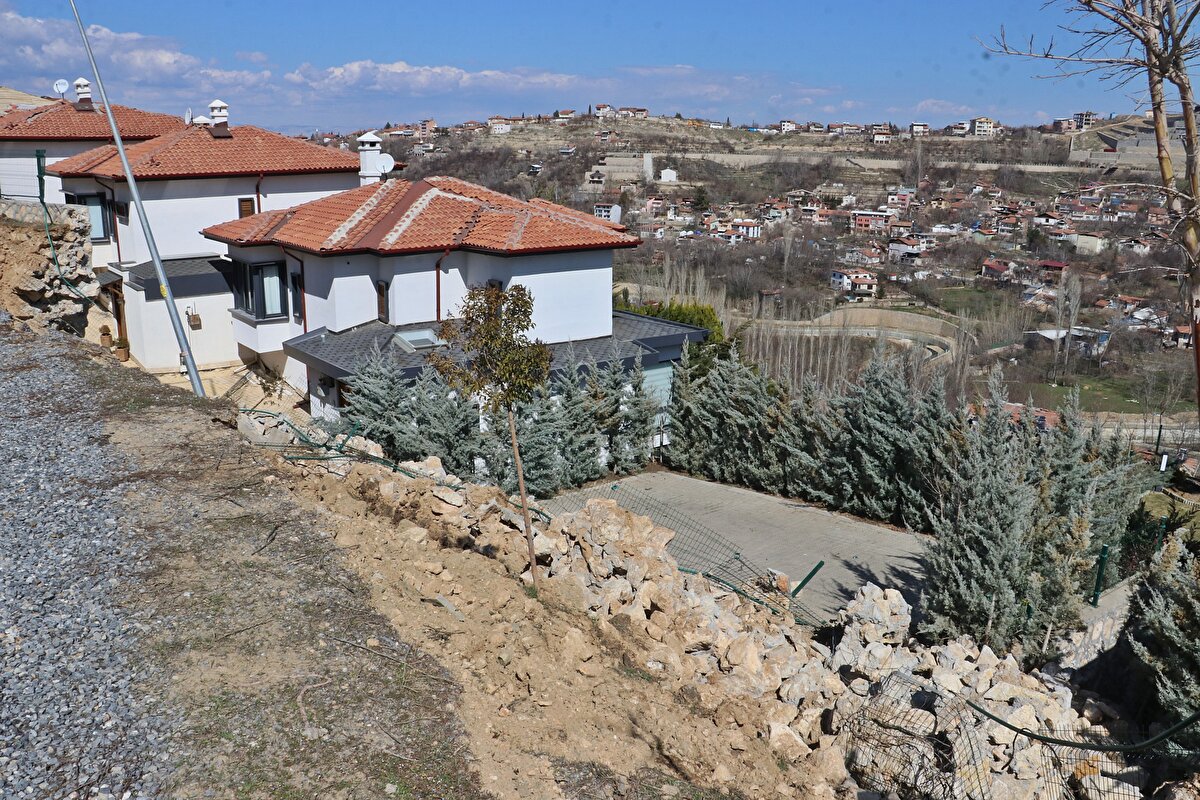 Kent merkezi ve birçok ilçede büyük hasara yol açan deprem, Yeşilyurt ilçesinde villaların bulunduğu Şahintepesi mevkisinde de yıkıma neden oldu.<br>