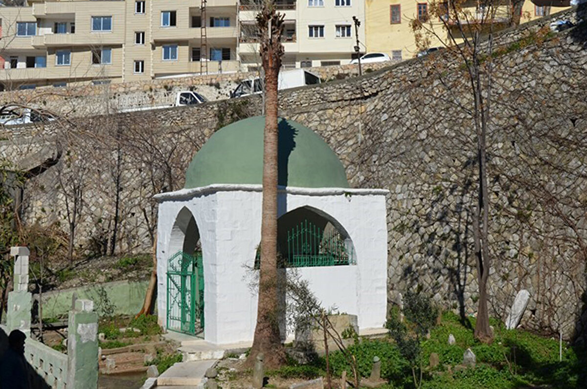 Yıkılan betonlar türbenin etrafındaki diğer mezar alanlarına da zarar verdi. Kubbesinin de bir bölümü zarar gören türbeye iniş için kullanılan merdivenin de hasar görmesi nedeniyle türbeye şu anda giriş yapılamıyor.