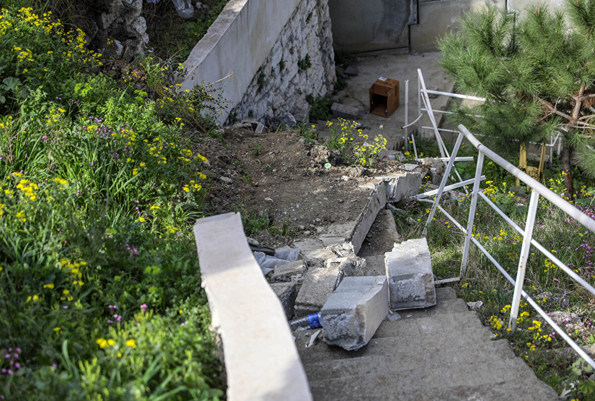 Osmanlı Bahriyesi Kara Ordular Komutanlığı, Adana ve Halep Valisi olarak görev yapan Gazi Abdurrahman Paşa'nın 1790 yılında Belen'de vefat ettikten sonra mezarının bulunduğu alana yapılan türbe de depremde ağır hasar gördü. Merdivenlerle inilebilen ve etrafından sular akan türbeyi ayakta tutan 4 kolonundan biri yıkıldı. 