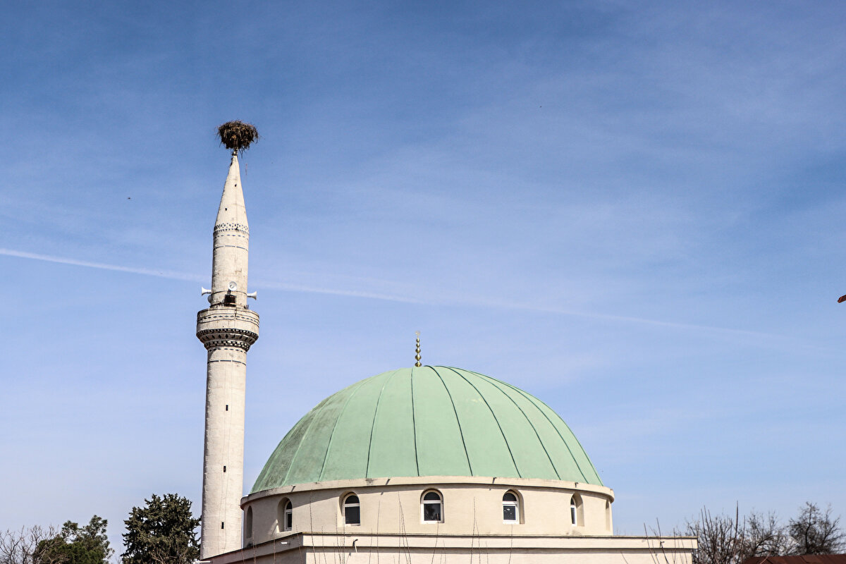 Caminin imam hatibi Adem Koç, Pazarcık merkezli ilk depreme büyük bir gürültüyle uyandıklarını söyledi. Depremi çok şiddetli şekilde hissettiklerini dile getiren Koç, afet sonrası caminin minaresinin ağır hasar aldığını dile getirdi.<br>