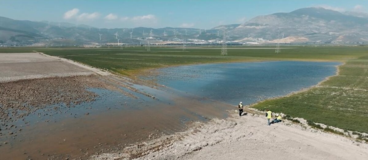 Açıklamada görüşlerine yer verilen MTA deprem araştırma ekibinde görevli Dr. Akın Kürçer, yüzey faylanmalarıyla alakalı gözlemler yaptıklarını söyledi.<br><br>Depremin yüzeye etkilerinden bahseden Kürçer, Hatay Havalimanı bölgesindeki son yaptıkları incelemeye ilişkin şunları kaydetti:<br><br>"Bulunduğumuz bölge Hatay Havalimanı'nın güney kısmı. Eğer bulunduğumuz lokasyona 5 Şubat'ta gelmiş olsaydık diğer komşu alanlarda olduğu gibi düz bir tarlaydı. Ancak deprem sonrası gelişen yüzey faylanmasıyla beraber jeoloji literatüründe bataklık gölü olarak nitelendirilen bir göl oluşmuş durumda. Gölün faya paralel uzunluğu yaklaşık 100 metre, genişliği ise 40 metre civarında. Bölgede 1 metre 20 santimlik bir yer değiştirme konusu da söz konusu. Buna benzer coğrafik değişiklikler büyük depremler sonrası oluşabiliyor. Büyük depremler arazide birtakım izler bırakır. Biz bu izleri takip ederek haritalandırma çalışmaları yaparız."