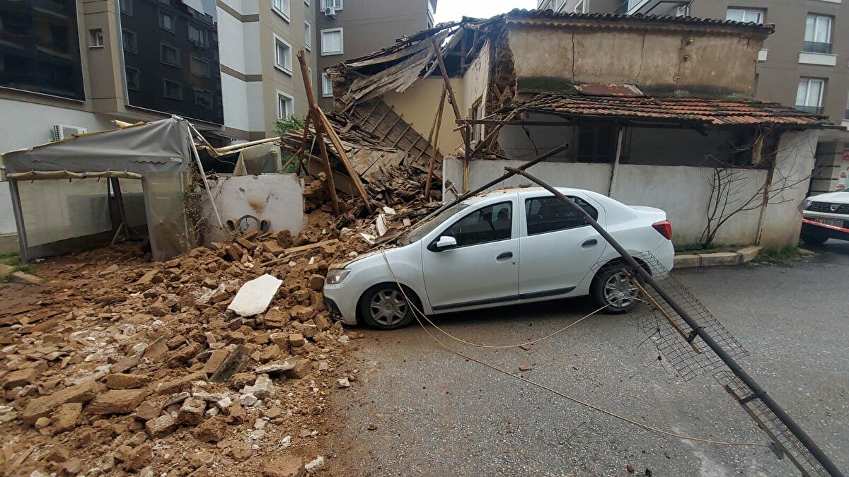 Ekipler, güvenlik şeridi çekerek sokağı araç ve yaya trafiğine kapatırken, kokuya duyarlı köpeklerle enkazda arama yapıldı.