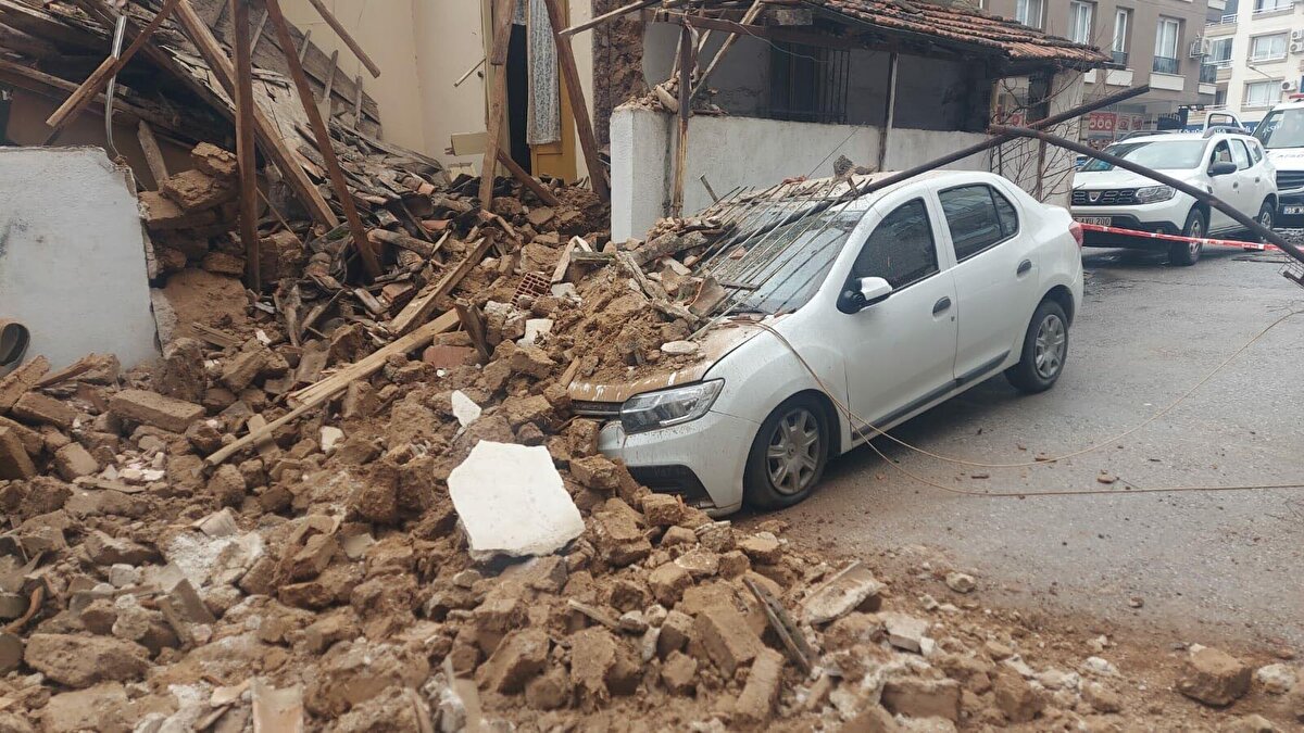 Çevredeki vatandaşlar, durumu itfaiye, polis ve sağlık ekiplerine bildirdi. Olay yerine Gaziemir Belediyesi zabıta ekipleri ile AFAD ekipleri sevk edildi. 
