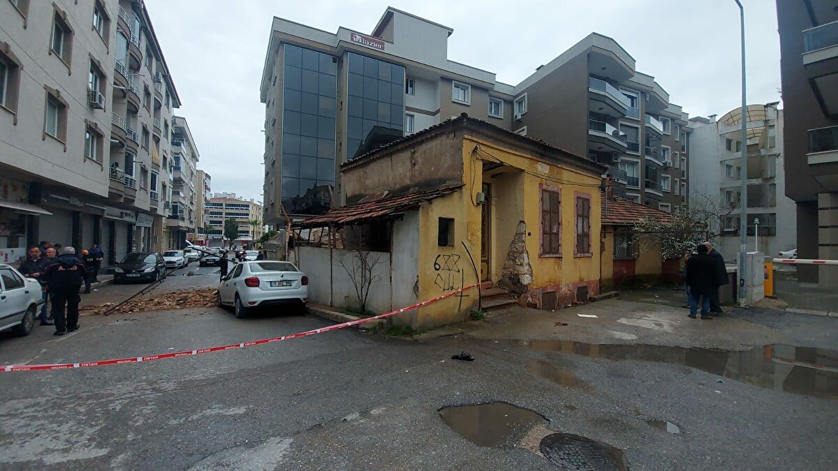 Çökmenin meydana geldiği sokakta kafe işleten Ümit Karataş, olayı duyar duymaz korkuyla geldiğini belirterek, "Burası eski bir Rum evi, yıllardır kimse yoktu. Allahtan kimse yoktu, hepimiz çok korktuk" dedi.