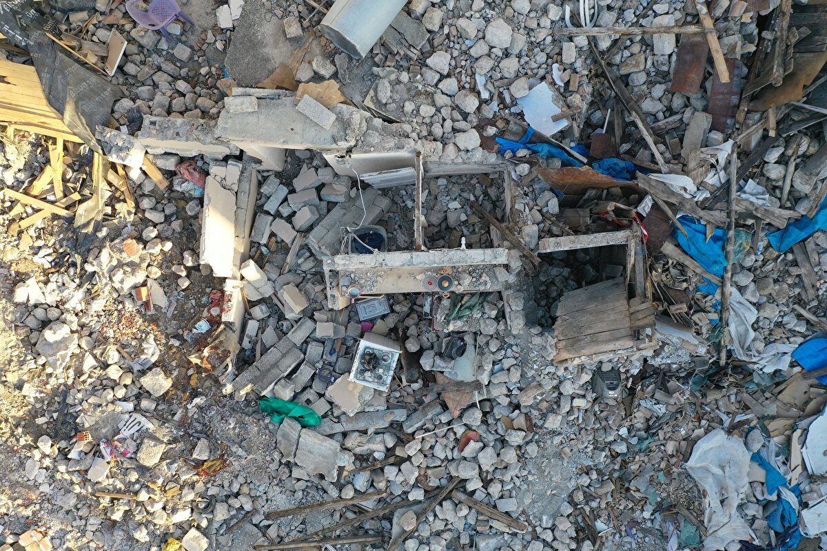 Farklı yaşam öykülerini barındıran binalarda mutfak duvarlarının bir bölümü, yıkılmayan tek duvar olarak göze çarpıyor.<br><br>