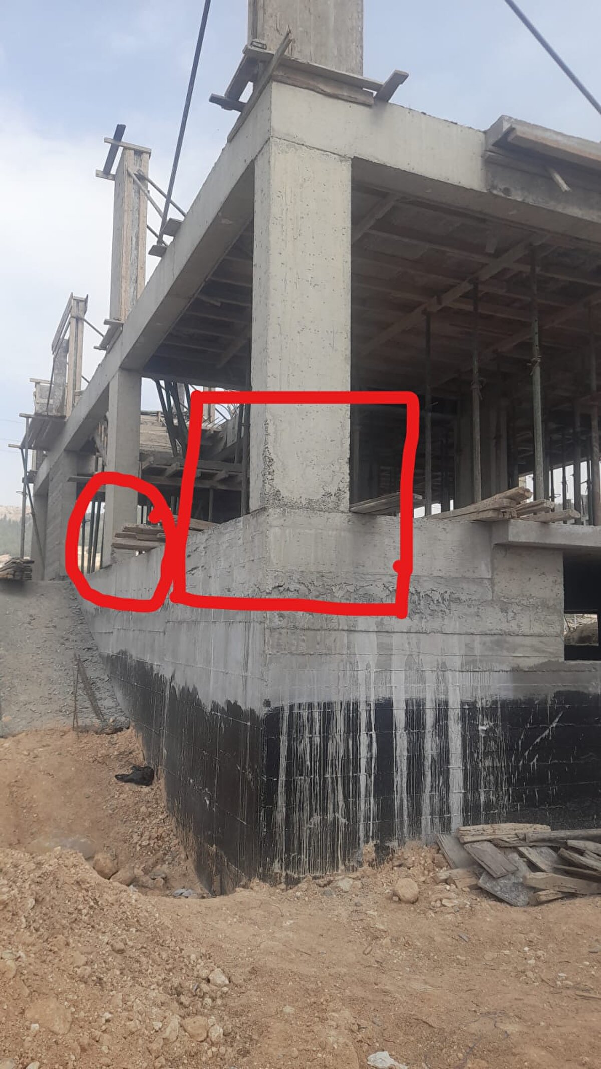 'UYGULAMA HATASI ÇOK FAZLA'<br>İnşaat yapım aşamasında ciddi uygulama hataları olduğunu kaydeden Doç. Dr. Gökalp, şunları söyledi: "Malzeme noktasında da doğru malzemelerin kullanılmadığını, doğru malzemelerin doğru şekilde montajının yapılmadığını açık bir şekilde görmüş olduk. Betonları incelediğimiz zaman; düşük beton sınıfından imal edildiğinin ortaya konulduğunu söyleyebiliriz. 