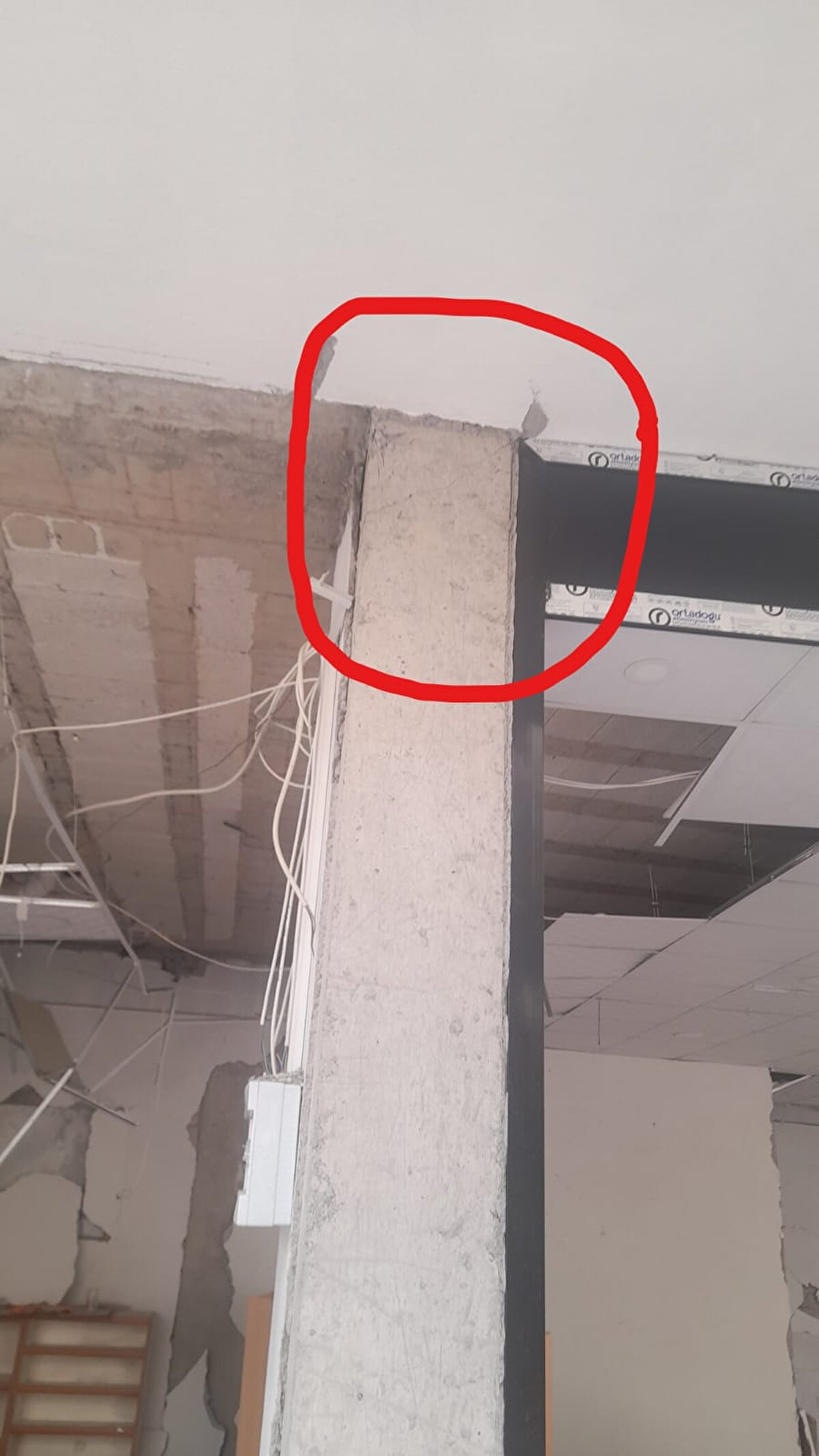 Uygulama hatası çok fazla. Uygulama hatası dediğimiz kısım; kalıp aplikasyon planından demir işçiliğinin yapımına kadar tüm iş ve işlemlerde olabildiğince dikkatli ve profesyonel hareket etmemiz gerekiyor. İşin tasarım boyutunda da gerekli azami dikkati göstermemiz gerekiyor. Umut ediyoruz ki; bundan sonraki depremlere hem hazırlıklı olalım hem de teknik anlamda daha düzgün binalar inşa edelim."