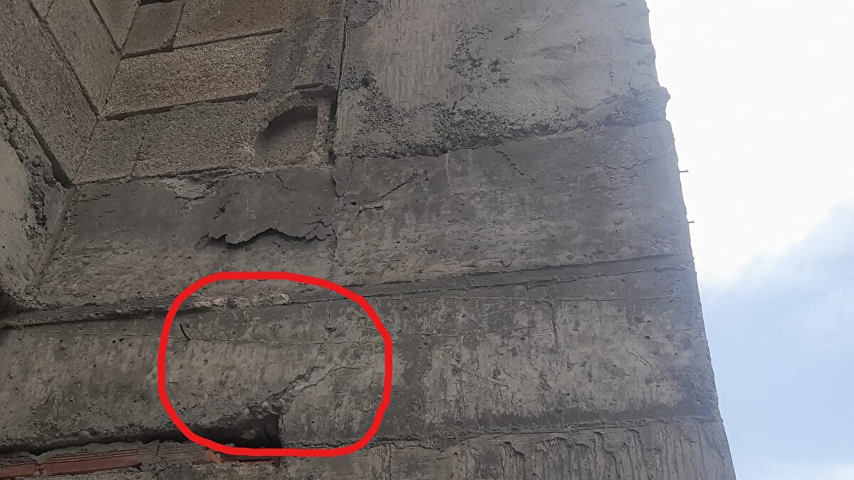 Doç. Dr. Gökalp, "Binaların yüzde 32'si az hasarlı noktasında, yüzde 25'e yakını orta hasarlı. Çok ağır hasarlı ve ağır hasarlı binaların sayısı da kümülatifte yüzde 20'ye yaklaştığını söyleyebiliriz. Bizleri kaygılandıran, üzen ve tuhaf olan durum şu ki; binalar henüz yeni" dedi.