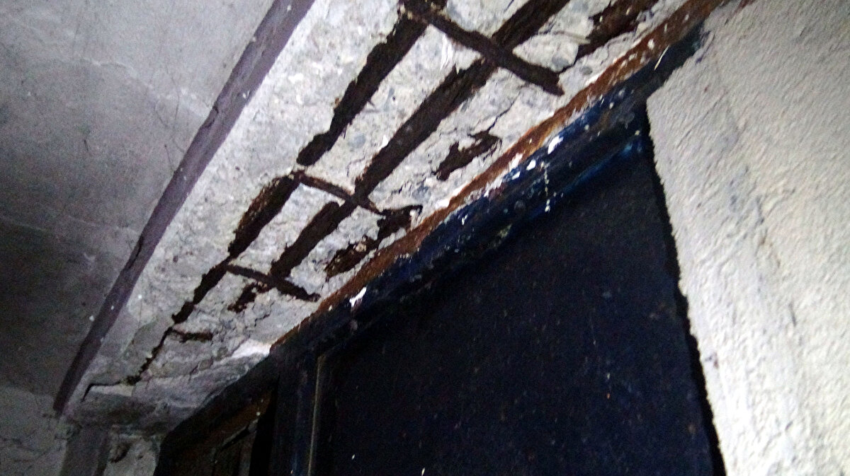 "KİRALAMADAN ÖNCE ZEMİN KATLAR KONTROL EDİLMELİ"<br>Avcılar Belediyesi binanın bodrum katına kullanım ruhsatı vermediğini, bu nedenle kapalı olan o bölüme bakamadığını anlatan Keklik, "Sigorta şirketi talepte bulununca orayı açtırıp fayansları kırdırdık, demirciye kestirdik, inip baktık. Kolon, üç kiriş kesilmiş içerisinden plastik borular geçirilmiş. Kolonlarda derinlemesine yaklaşık 6 santim derinliğindeki çatlaklar var" şeklinde konuştu. 