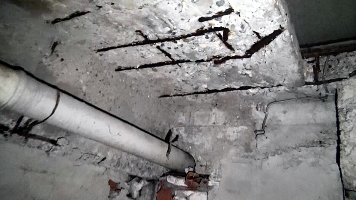 Can güvenliği olmadığını belirterek tahliye kararı verdikten sonra, iş yeri sahibinin 9 aylık kirayı tahsil edeceğini söylediğini ifade eden Keklik, "Biraz da tehditkar konuştu. Bu ülkede kanun var, inşaat çok anladığım bir alan değil ama kesinlikle kullanım dışı bir demirden bahsediyoruz. Tuttuğunuz gibi dağılan bu demire güvenip, burada yaşamak mümkün değil. Mal sahibimiz binanın sağlam olduğunu iddia ediyor. Para kazanma uğruna bu tarz yerleri lütfen kiraya vermesinler. Bir işletme ya da mülkü kiralarken lütfen zemin katını mutlaka kontrol etsinler. Tüketici para ödüyoruz, bizim de haklarımız var" ifadelerini kullandı.