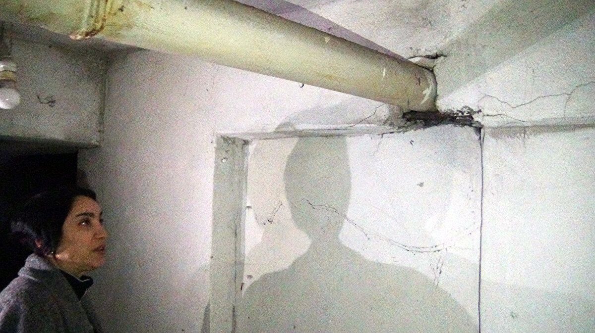 "MEZARLIK BURASI"<br>Binanın deprem olmasa da yıkılacak durumda olduğunu ifade eden Nursel Keklik, "Bu nedenle sözleşmeyi feshettik, karşı taraf kabul etmedi. İş yeri sahibinin avukatı, 'Kontratınız var, çıkacaksanız yerinize bir kiracı bulmak zorundasınız. Mal sahibinizi mağdur edemezsiniz' dedi. Enkazın altında kalarak öleceğiz korkusuyla çıkıyoruz, başkasını nasıl bu riske sokalım. Mühürlenecek burası. Karşılıklı dava açtık. Avcılar Belediyesi 2-3 gün içerisinde binaya bilirkişi gönderecek. İş yerini boşaltıyoruz. Burası tam anlamıyla tabut. Binadaki insanlarla birlikte mezarımızdayız" dedi.