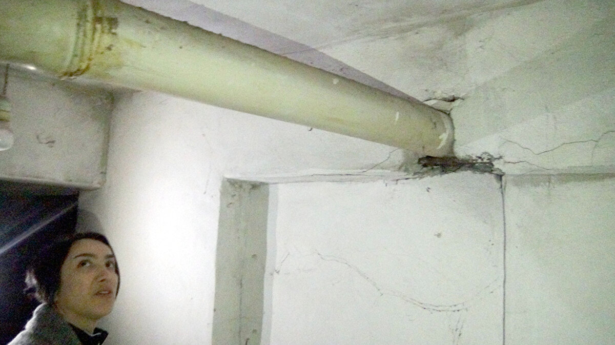 Sigorta şirketi çalışanları binanın bodrum katındaki kolonlarda deniz kumu kullanıldığı anlaşılan betonun dağıldığını, demirlerin korozyona uğradığını belirledi. Nursel Keklik bu tespik sonrası iş yerini tahliye kararı aldı. İş yeri sahibi ise kira sözleşmesindeki sürenin tamamlanmadığı gerekçesiyle dava açtı.<br>