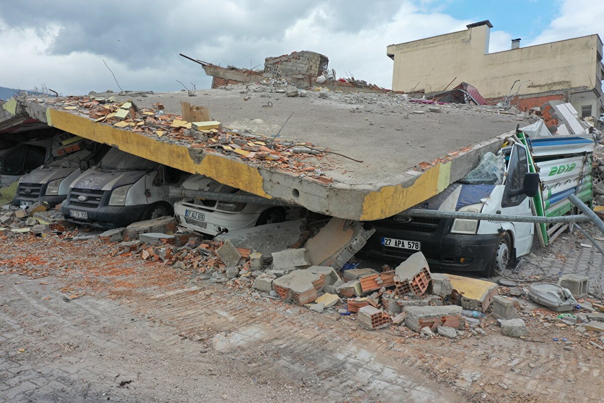Hasar gören araçlarının çoğunun kullanılamaz halde olduğuna dikkati çeken Çolak, "Hepsi pert durumda. Bunlar artık yapılmaz. Bakıyorsunuz araç sıfır kilometre ama tavanı komple gitmiş. Yani depremde en çok zarar gören sektör galericiler oldu." diye konuştu.
